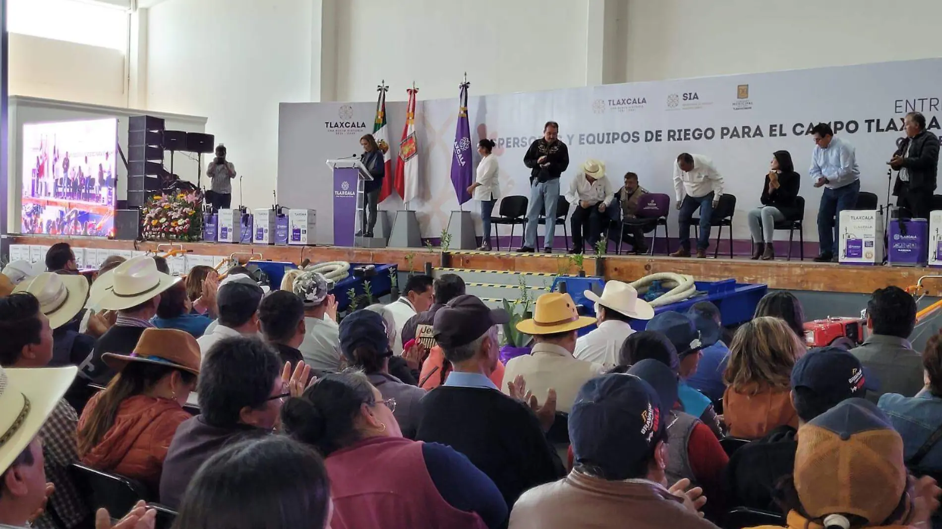 entrega apoyo a agricultores (2)